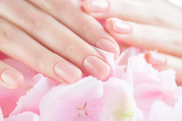 Fotobehang Nagelstudio Mooie gezonde nagels. Manicure, de handen van de mooie vrouw, Spa. Vrouwelijke handen met mooie natuurlijke roze french elegante manicure. Zachte huid, huidverzorgingsconcept. Salon, behandeling