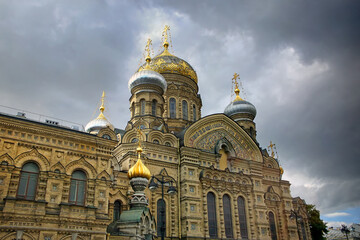 Fototapeta na wymiar Beautiful golden cupolas of the Temple Of The Assumption church Vasilyevsky Island, St Petersburg, Russia.