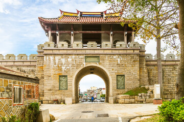 Obraz premium North gate of ancient kinmen city in taiwan. the translation of the chinese text is 