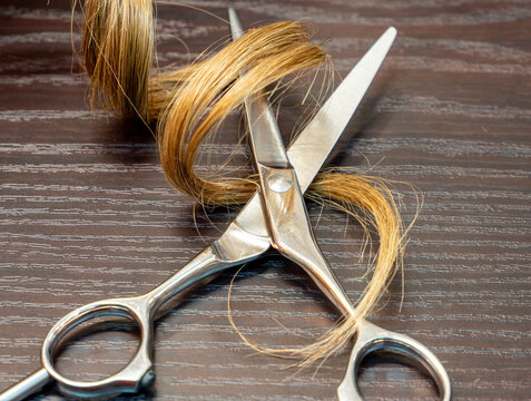 Schere und Haarlocke Hintergrund Friseur