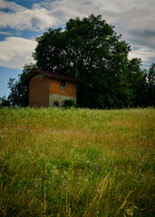 Obraz premium Foto scattata ad una vecchia casa abbandonata a Capriata d'Orba.