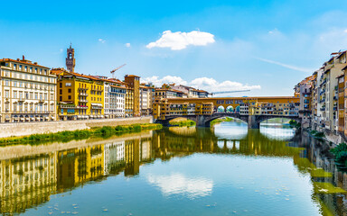 Fototapeta na wymiar It's River Arno and the architecture of Florence, Italy