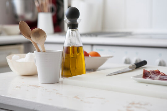 Aceitera y menaje de cocina. Oil can and kitchenware.