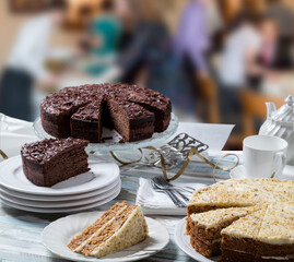 tartas de chocolate negro y blanco sobre mesa con mantel.