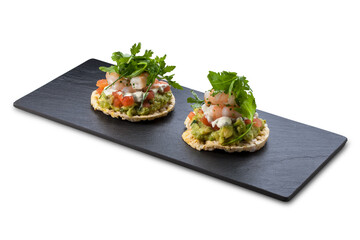cocina asiatica con aguacate y gambas sobre pizarra negra. asian cuisine with avocado and shrimp on black board.