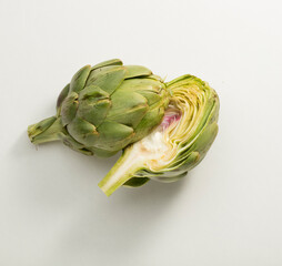 alcachofas frescas crudas cortadas sobre fondo blanco. fresh raw artichokes cut out on white background.