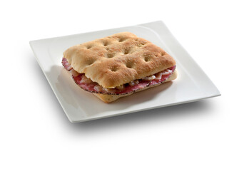 Sándwich tostado de salami sobre fondo blanco. 