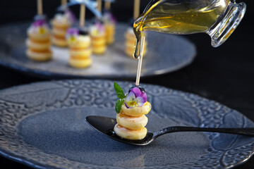 スプーンの上のパンケーキシリアルピンチョス　ハチミツをかける