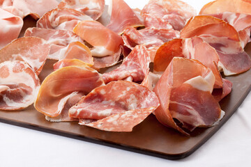 Embutidos del cerdo sobre tabla de madera, aperitivo. Pork sausages on wooden board, appetizer.