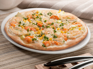 pizza con gambas, comida italiana. pizza with prawns, Italian food.