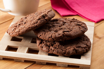 cookie chocolate sobre tabla de madera. Chocolate cookie on wooden board.