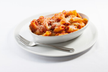 Macarrones con tomate, con plato y tenedor. Macaroni with tomato, with plate and fork.