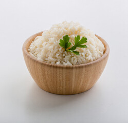 arroz cocido en bol de madera sobre fondo blanco. cooked rice in wooden bowl on white background.