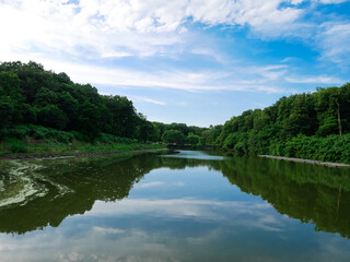 Fototapeta na wymiar 池に反射する空。日本・埼玉県