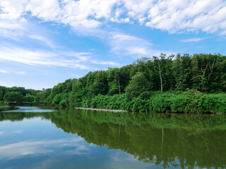 池に反射する空。日本・埼玉県