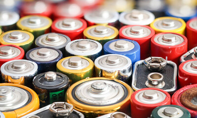 viele Batterien auf einem Haufen