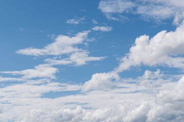 Ciel bleu avec nuages 