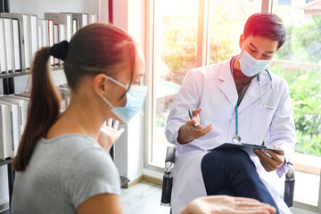 Obraz premium Patient woman wear face mask and talking with a doctor, problem healthy interview or consulting or diagnostic treatment, social distancing and virus protection