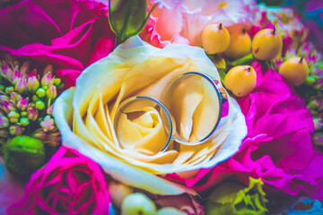 Fototapeta na wymiar Wedding rings on roses