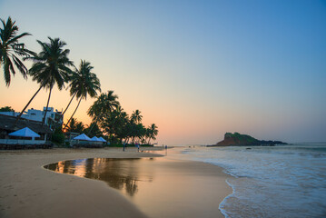 beau lever du soleil sur une plage du sud du Sri Lanka 