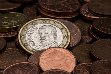 Euro coin with Juan Carlos I's face amidst eurocent coins