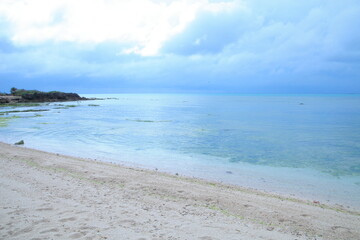 青い海のある砂浜