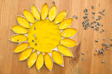DIY home made Sunflower blossom with natural sunflower seeds. an eco-friendly game made of flour and toilet paper cores. reuse that what you have. Zero waste.
