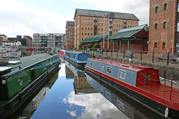 Obraz premium Narrow boats in Gloucester Docks Canal Basin, England