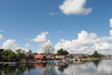 Obraz premium Shops and other buildings on the edge of the lake in Trakai, Lithuania