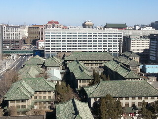 contraste de arquitectura tradicional y moderna en beijing, china