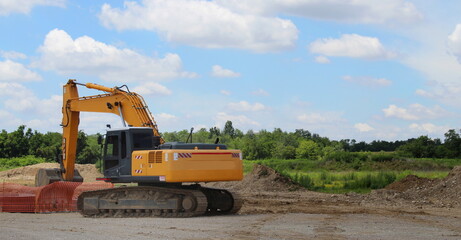 Lavori in corso nel cantiere edile in estate - business