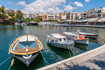 Obraz premium Boats in the port against the background of the city.