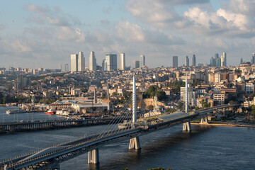 Obraz premium Zachód słońca Widok na most Halic Metro. Most łączy dzielnice Beyoğlu i Fatih po europejskiej stronie Stambułu