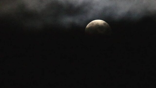 La lune en mouvement un soir de pleine lune