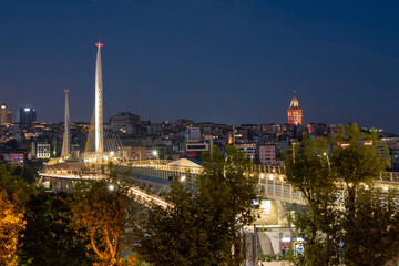 Obraz premium Sunset View of Halic Metro Bridge. The bridge connects the Beyoğlu and Fatih districts on the European side of Istanbul