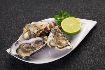 Oysters with lime and parsley