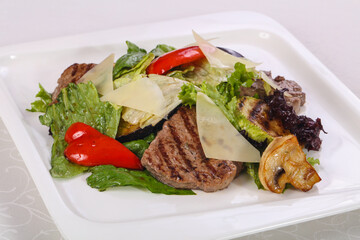 Salad with grilled beef and vegetables