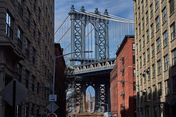 Obraz premium Marzec 2019, Widok na most Williamsburg i tło Empire State Building. Brooklyn, Manhattan, Nowy Jork, Stany Zjednoczone, USA.