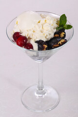Ice cream with dry plum