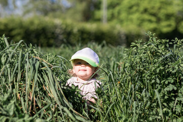 petite fille dans les herbes avec casquette publicit&eacute;