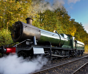 Naklejka premium Zielona lokomotywa parowa i przetarg