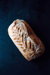 Hogaza de pan artesanal casero, hecho con masa madre