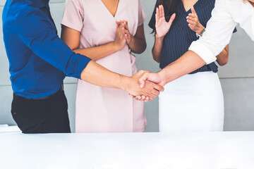 Obraz premium Business men shaking hands showing success in business From working together at workplace, to synergy teamwork concept.