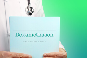 Dexamethason (COVID-19). Arzt (männlich) mit Stethoskop hält medizinischen Bericht in den...