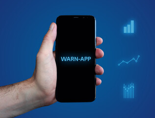 Warn-App (Coronavirus). Hand hält Telefon (Handy). Wort auf Display. Diagramme auf Hintergrund blau. Business