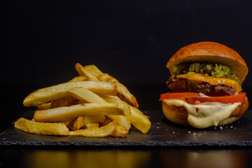 Hamburguesa con papas a la francesa 