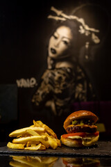 Hamburguesa con papas a la francesa 