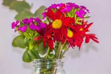 ramo de flores rojas y violetas