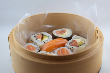 Sushi servido en plato de madera