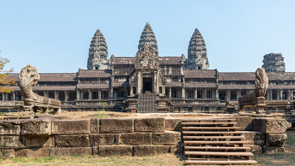 Naklejka premium Iconic view of one of the entrances to the Angkor Wat